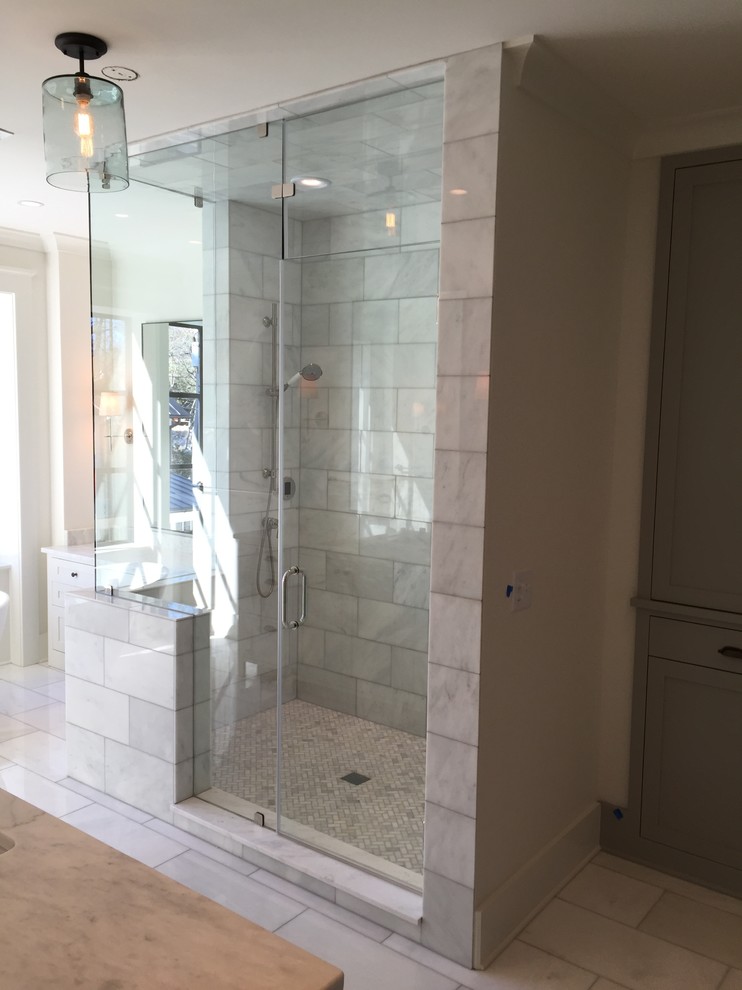 Landhaus Badezimmer En Suite mit weißen Fliesen, Steinfliesen und Marmorboden in Atlanta