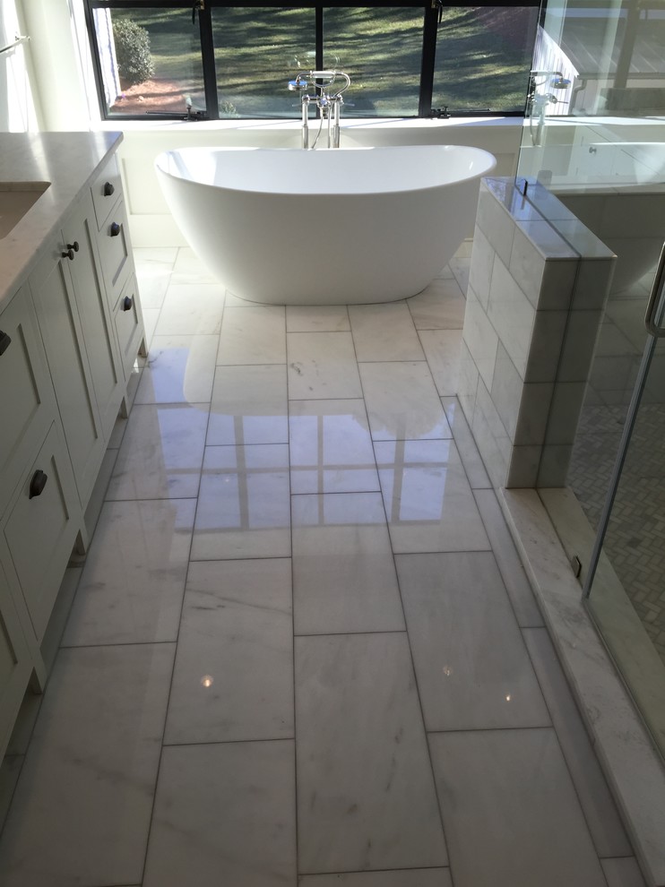 Ejemplo de cuarto de baño principal de estilo de casa de campo con baldosas y/o azulejos blancos, baldosas y/o azulejos de piedra, suelo de mármol y armarios estilo shaker