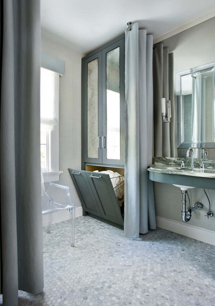 アトランタにある中くらいなトランジショナルスタイルのおしゃれな浴室 (シェーカースタイル扉のキャビネット、緑のキャビネット、ベージュの壁、モザイクタイル、アンダーカウンター洗面器) の写真