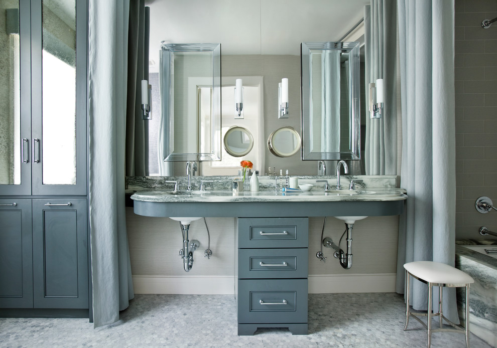 Exempel på ett stort klassiskt en-suite badrum, med blå skåp, ett undermonterat badkar, en dusch/badkar-kombination, grå väggar, mosaikgolv, marmorbänkskiva, ett undermonterad handfat och luckor med infälld panel