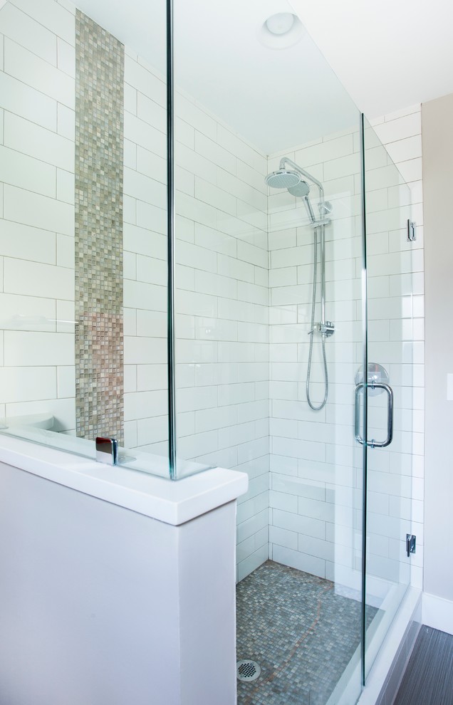 Exemple d'une salle de bain moderne avec un placard à porte plane et un carrelage blanc.
