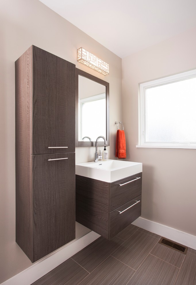 Свежая идея для дизайна: ванная комната в стиле модернизм с плоскими фасадами - отличное фото интерьера
