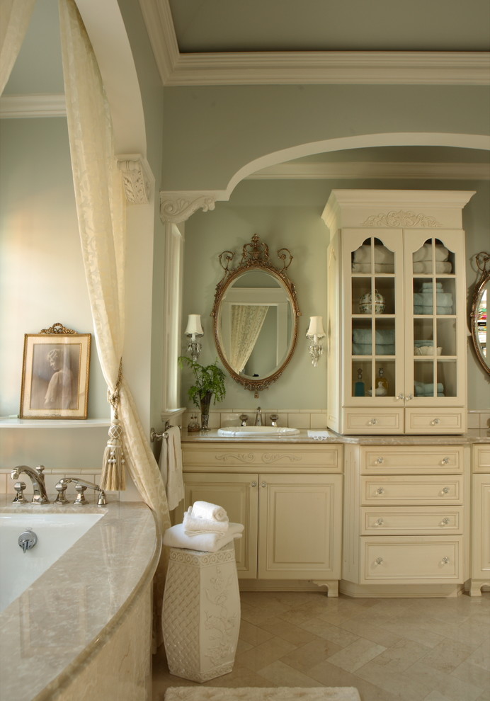 Foto di una grande stanza da bagno padronale chic con ante a filo, ante beige, vasca ad alcova, doccia alcova, pareti verdi, pavimento in marmo, lavabo da incasso e pavimento beige