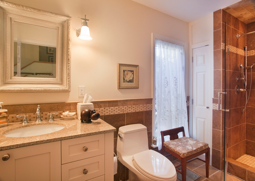 Inspiration pour une petite salle de bain rustique avec un lavabo encastré, des portes de placard blanches, WC à poser, un carrelage beige et un mur blanc.