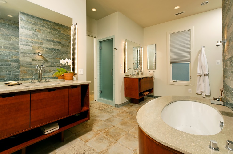 Inredning av ett klassiskt stort en-suite badrum, med släta luckor, skåp i mörkt trä, ett platsbyggt badkar, en kantlös dusch, beige kakel, grå kakel, stenkakel, beige väggar, klinkergolv i keramik, ett undermonterad handfat, bänkskiva i kvartsit, beiget golv och med dusch som är öppen