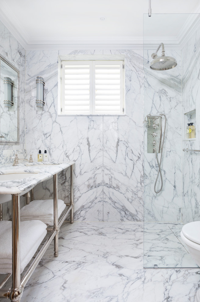 Inspiration för ett mellanstort funkis badrum med dusch, med öppna hyllor, en öppen dusch, en toalettstol med hel cisternkåpa, vit kakel, stenhäll, vita väggar, marmorgolv, ett konsol handfat och marmorbänkskiva