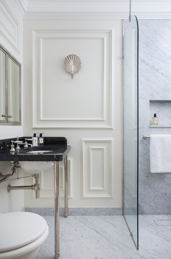 Пример оригинального дизайна: ванная комната среднего размера в классическом стиле с открытыми фасадами, открытым душем, унитазом-моноблоком, серой плиткой, плиткой из листового камня, белыми стенами, мраморным полом, душевой кабиной, консольной раковиной и мраморной столешницей