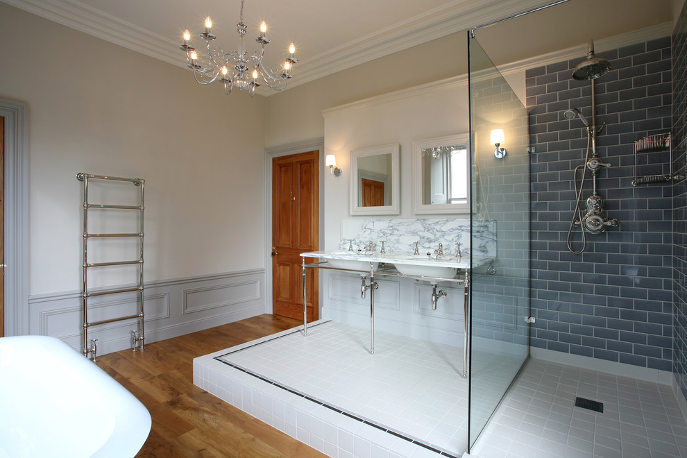 Foto di una grande stanza da bagno padronale country con lavabo sospeso, vasca freestanding, WC a due pezzi, piastrelle blu e pavimento in marmo