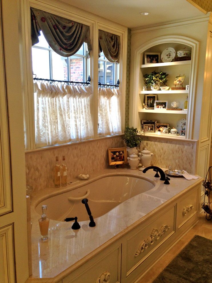 Immagine di una grande stanza da bagno padronale tradizionale con ante a filo, ante beige, top in marmo, vasca idromassaggio, piastrelle beige, piastrelle a mosaico, pareti verdi e pavimento in marmo