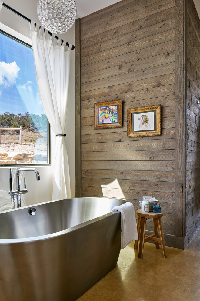Идея дизайна: ванная комната в стиле неоклассика (современная классика) с отдельно стоящей ванной, красными стенами и коричневым полом