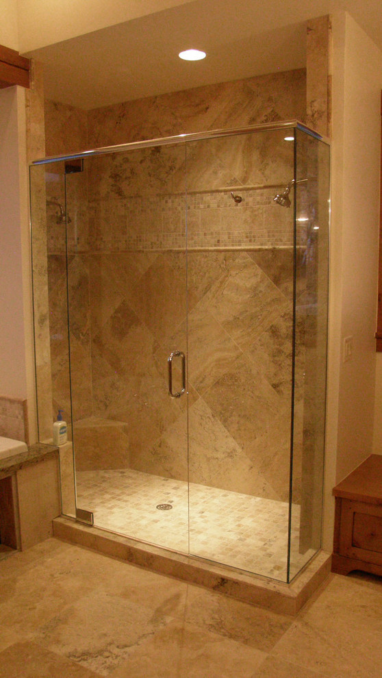 Foto på ett mellanstort rustikt badrum med dusch, med en dusch i en alkov, beige kakel, stenkakel och travertin golv
