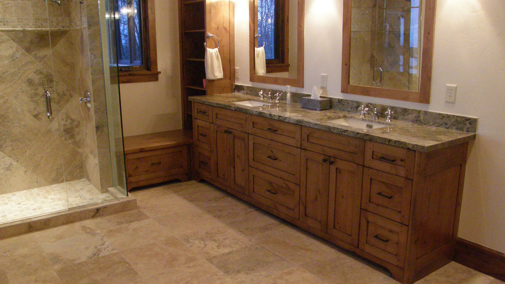Exempel på ett mellanstort rustikt badrum med dusch, med ett undermonterad handfat, en dusch i en alkov, beige kakel, stenkakel, travertin golv, skåp i shakerstil, skåp i mörkt trä, en toalettstol med hel cisternkåpa och beige väggar