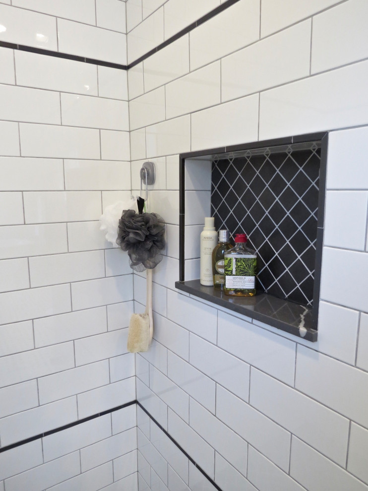 Пример оригинального дизайна: главная ванная комната среднего размера в стиле неоклассика (современная классика) с фасадами в стиле шейкер, серыми фасадами, душем в нише, раздельным унитазом, белой плиткой, керамической плиткой, серыми стенами, полом из керамогранита, врезной раковиной, столешницей из искусственного кварца, белым полом, черной столешницей, нишей и тумбой под одну раковину