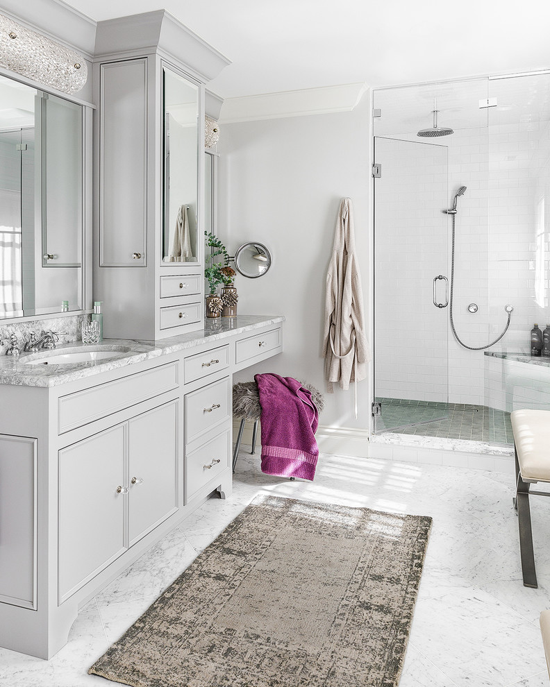 Exempel på ett stort klassiskt en-suite badrum, med luckor med profilerade fronter, grå skåp, ett fristående badkar, en dusch i en alkov, en toalettstol med separat cisternkåpa, vit kakel, keramikplattor, grå väggar, marmorgolv, ett undermonterad handfat, bänkskiva i kvartsit, grått golv och dusch med gångjärnsdörr