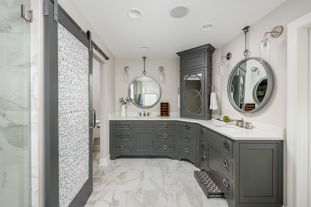 シカゴにあるトランジショナルスタイルのおしゃれな浴室 (シェーカースタイル扉のキャビネット、グレーのキャビネット、グレーの壁、アンダーカウンター洗面器、白い床) の写真