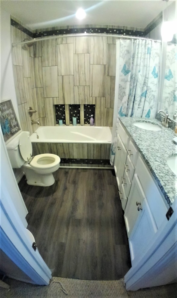 Réalisation d'une salle de bain principale tradition de taille moyenne avec une baignoire en alcôve, un combiné douche/baignoire, WC séparés, un carrelage beige, des carreaux de porcelaine, un mur gris, un sol en vinyl, un lavabo encastré, un plan de toilette en granite, un sol marron, une cabine de douche avec un rideau, un plan de toilette multicolore, un placard à porte shaker et des portes de placard blanches.