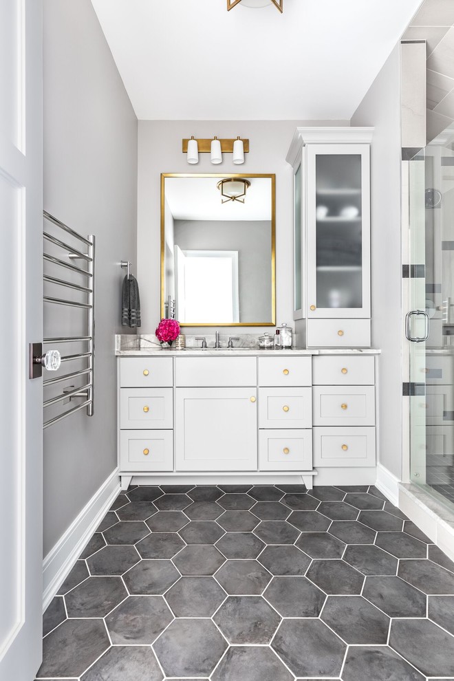 This is an example of a large traditional family bathroom in Chicago with shaker cabinets, white cabinets, an alcove shower, a two-piece toilet, grey walls, porcelain flooring, a submerged sink, quartz worktops, grey floors, a hinged door and white worktops.
