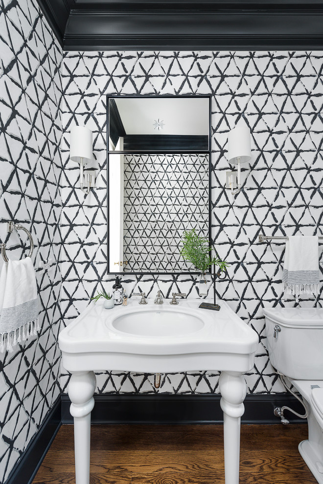 Foto di una stanza da bagno classica di medie dimensioni con consolle stile comò, ante bianche, pareti nere, pavimento in legno massello medio e pavimento marrone