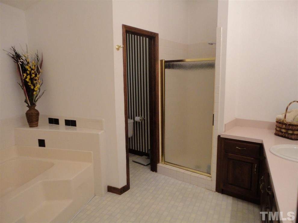 Ispirazione per una piccola stanza da bagno padronale minimal con doccia alcova, piastrelle di cemento, pareti beige e pavimento con piastrelle in ceramica