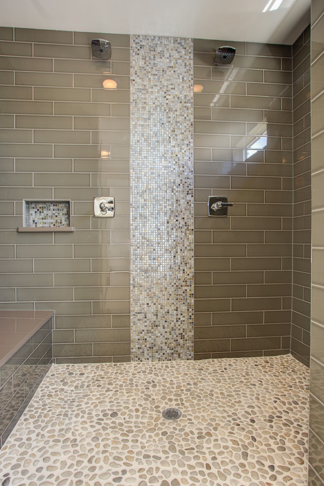 Cette photo montre une salle de bain principale chic en bois brun avec un lavabo encastré, un placard à porte shaker, un plan de toilette en marbre, une baignoire indépendante, une douche ouverte, un carrelage beige et un sol en carrelage de céramique.