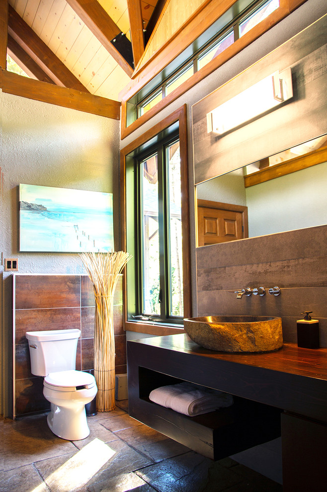Mittelgroßes Modernes Badezimmer mit Aufsatzwaschbecken, dunklen Holzschränken, Waschtisch aus Holz, offener Dusche, Wandtoilette mit Spülkasten, grauen Fliesen, Zementfliesen, grüner Wandfarbe und Betonboden in Ottawa