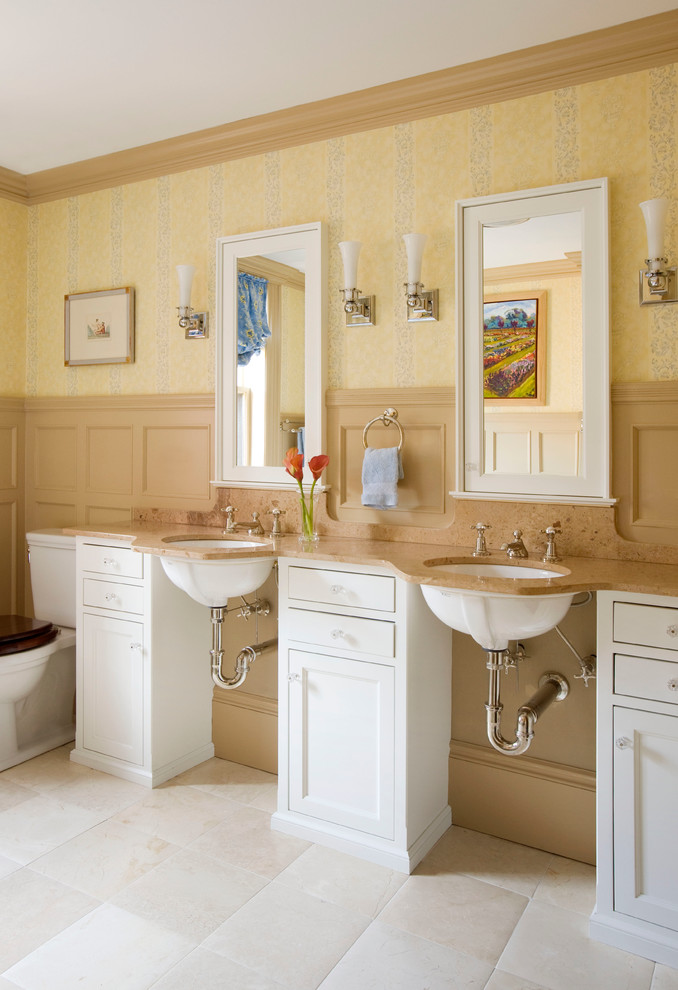 Réalisation d'une grande salle de bain principale tradition avec un placard avec porte à panneau encastré, des portes de placard blanches, un mur jaune, un lavabo encastré, un carrelage beige, des carreaux de céramique, un sol en carrelage de céramique et WC séparés.