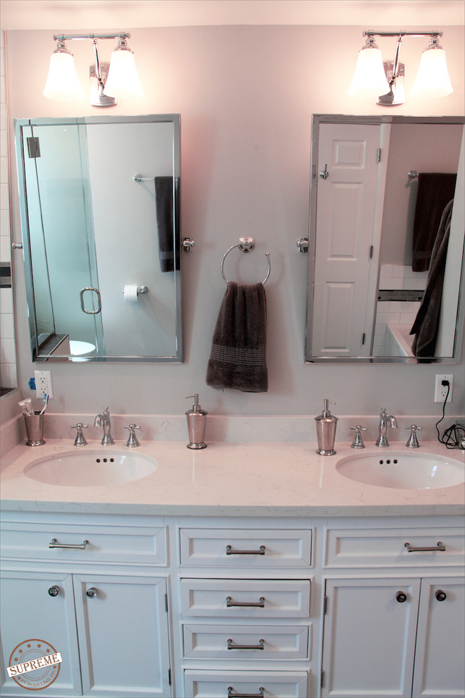 Свежая идея для дизайна: ванная комната среднего размера в современном стиле с фасадами с утопленной филенкой, белыми фасадами, ванной в нише, душем над ванной, разноцветной плиткой, керамогранитной плиткой, разноцветными стенами, душевой кабиной, врезной раковиной и столешницей из гранита - отличное фото интерьера