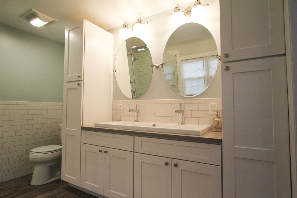 Idéer för att renovera ett mellanstort vintage en-suite badrum, med ett avlångt handfat, skåp i shakerstil, vita skåp, ett platsbyggt badkar, vit kakel, vita väggar, klinkergolv i keramik och tunnelbanekakel