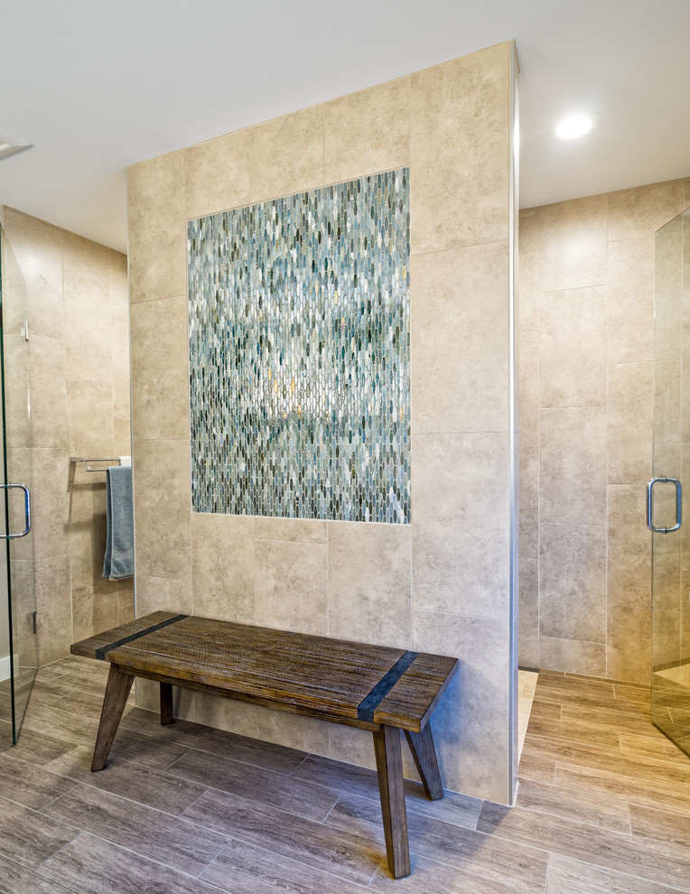 Imagen de cuarto de baño principal clásico renovado grande con armarios tipo mueble y puertas de armario de madera en tonos medios