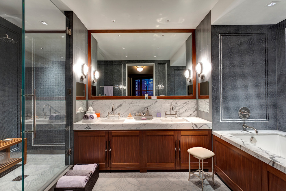 Immagine di una stanza da bagno padronale design con ante con riquadro incassato, ante in legno scuro, vasca sottopiano, piastrelle grigie, piastrelle bianche, lavabo sottopiano e porta doccia a battente