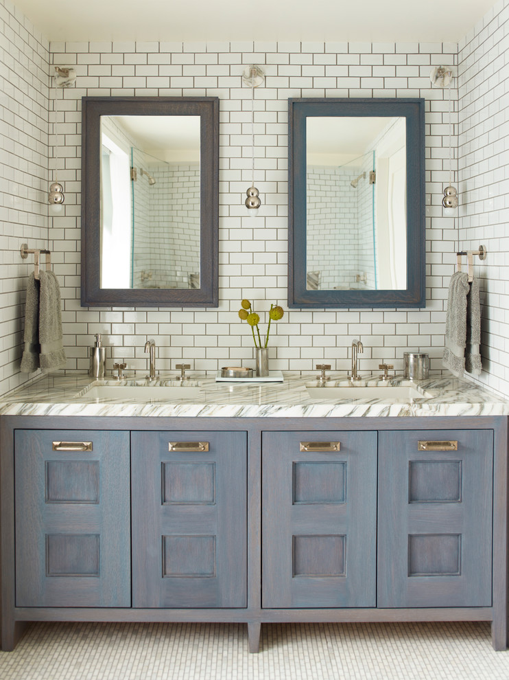 Diseño de cuarto de baño tradicional renovado con lavabo bajoencimera, armarios con paneles empotrados, puertas de armario azules, baldosas y/o azulejos blancos y suelo con mosaicos de baldosas