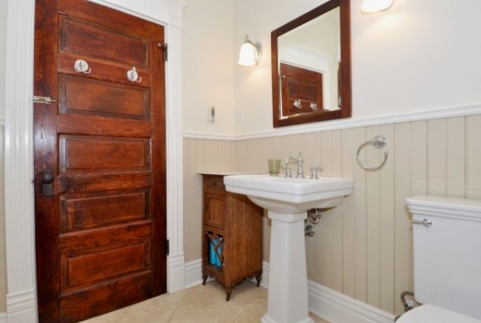 Свежая идея для дизайна: ванная комната среднего размера в классическом стиле с бежевыми стенами, полом из керамической плитки, душевой кабиной, раковиной с пьедесталом и бежевым полом - отличное фото интерьера