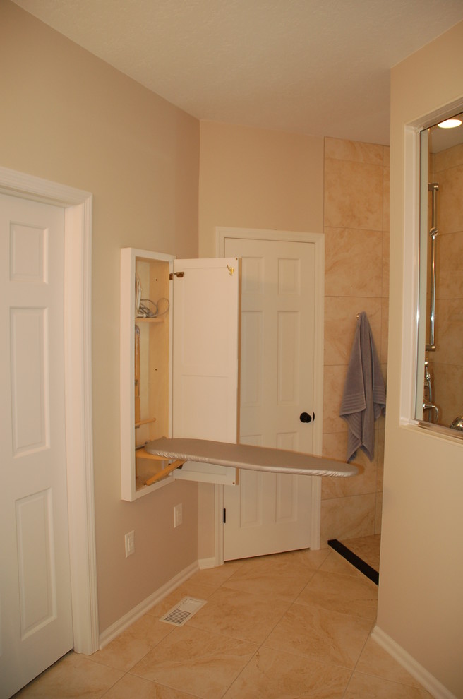 Großes Modernes Badezimmer En Suite mit Schrankfronten im Shaker-Stil, hellbraunen Holzschränken und Granit-Waschbecken/Waschtisch in Kolumbus