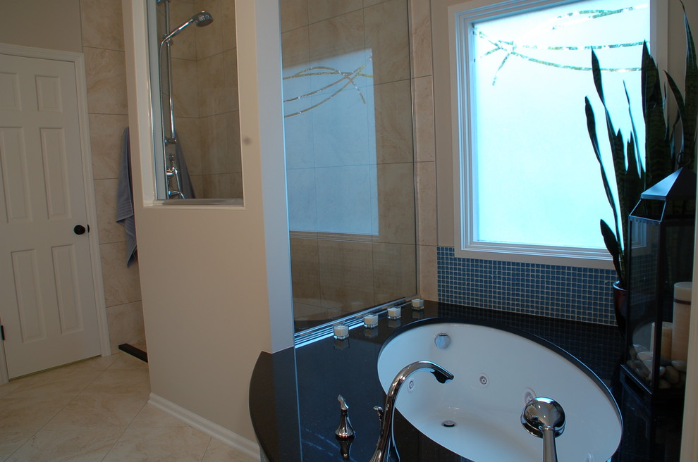 Пример оригинального дизайна: большая главная ванная комната в стиле модернизм с полновстраиваемой ванной и открытым душем