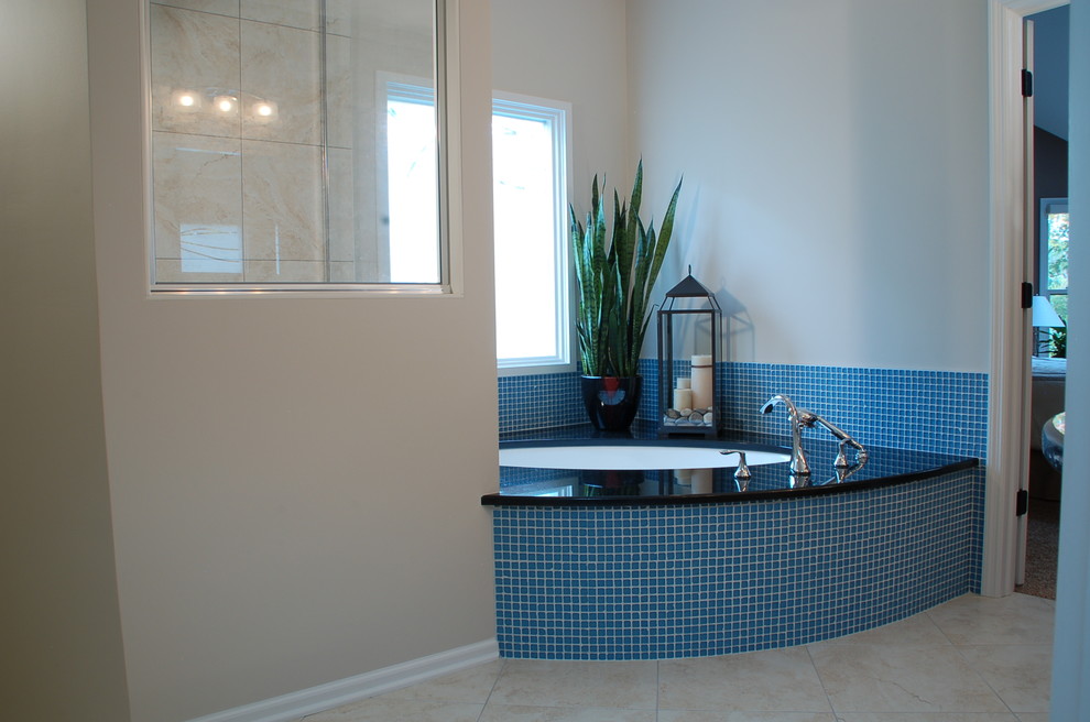 Idee per una grande stanza da bagno padronale minimalista con vasca sottopiano e doccia aperta