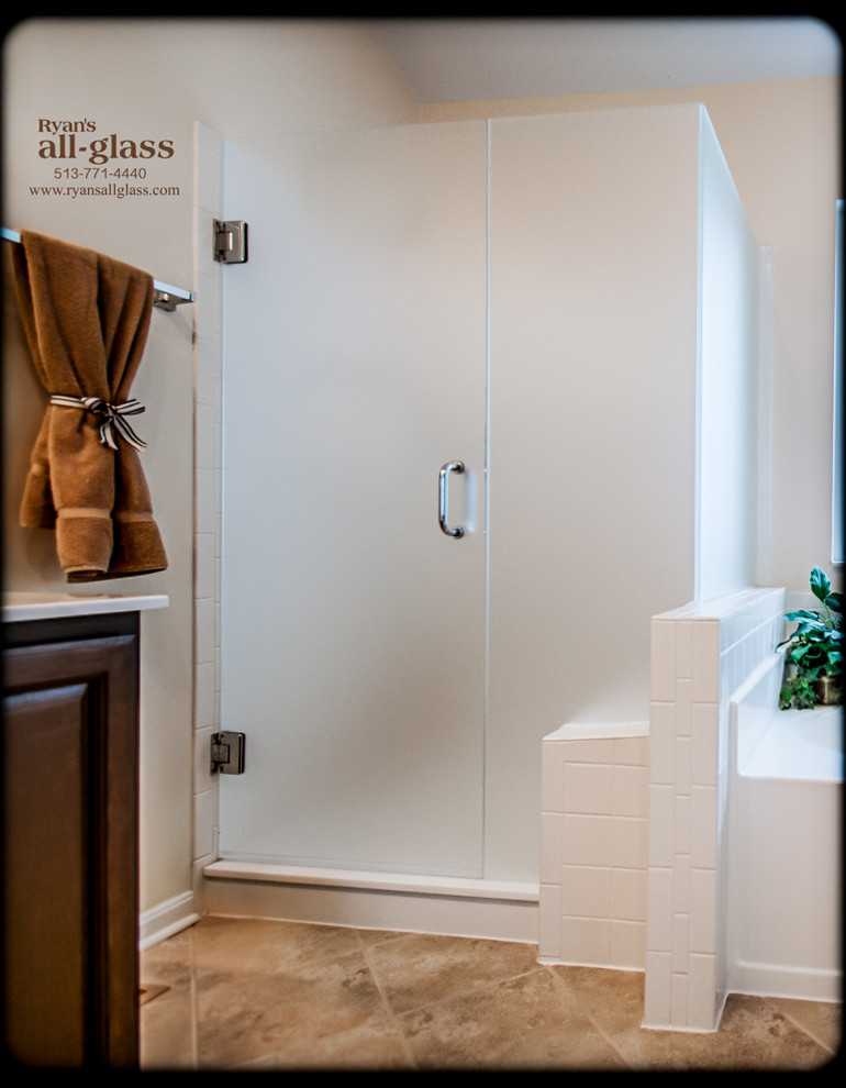 Стильный дизайн: ванная комната в современном стиле с фасадами с выступающей филенкой и темными деревянными фасадами - последний тренд