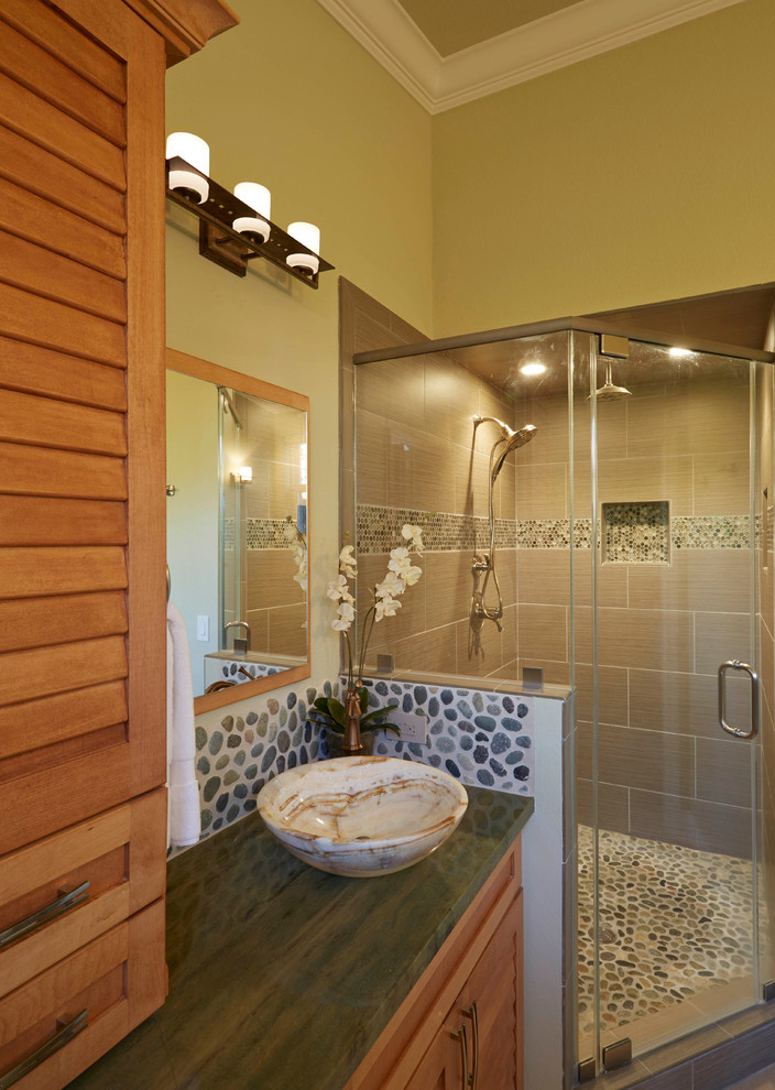 Idéer för ett stort amerikanskt en-suite badrum, med ett fristående handfat, luckor med lamellpanel, skåp i ljust trä, bänkskiva i kvartsit, en hörndusch, beige kakel, stenhäll, beige väggar och travertin golv
