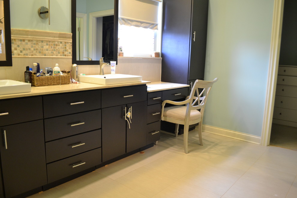 Exempel på ett stort klassiskt en-suite badrum, med släta luckor, svarta skåp, blå väggar, laminatgolv, ett integrerad handfat och laminatbänkskiva