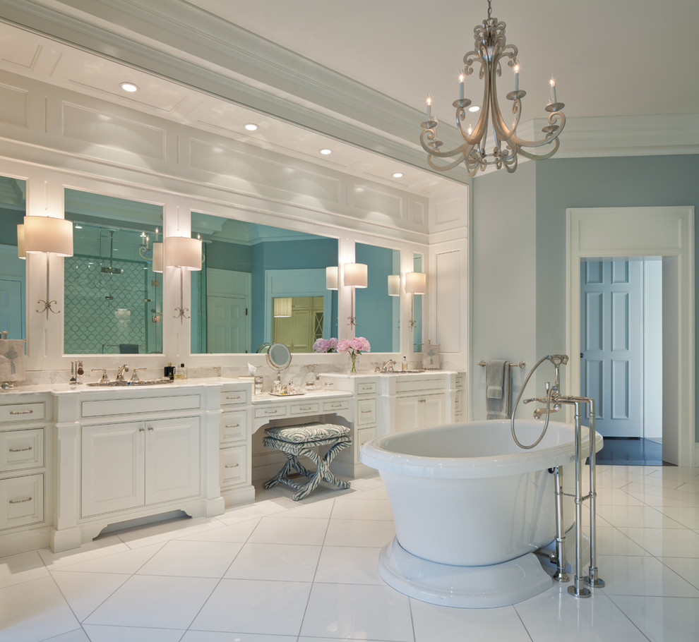 Свежая идея для дизайна: главная ванная комната в классическом стиле с накладной раковиной, фасадами с выступающей филенкой, отдельно стоящей ванной и белыми стенами - отличное фото интерьера