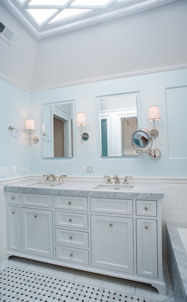 Idée de décoration pour une salle de bain principale tradition de taille moyenne avec un placard en trompe-l'oeil et un sol en marbre.