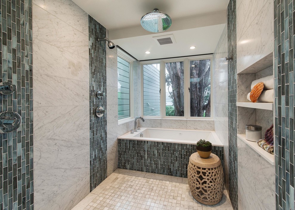 Aménagement d'une salle de bain principale classique de taille moyenne avec une baignoire encastrée, une douche ouverte, un carrelage gris, un carrelage en pâte de verre, un sol en marbre et aucune cabine.