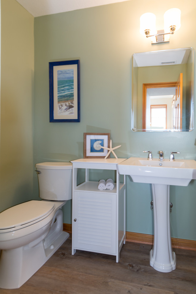 Пример оригинального дизайна: ванная комната среднего размера в морском стиле с зелеными стенами, полом из винила, душевой кабиной и раковиной с пьедесталом