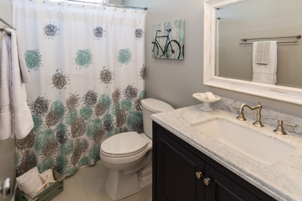 Свежая идея для дизайна: ванная комната среднего размера в морском стиле с фасадами островного типа, серыми фасадами, серой плиткой, керамической плиткой, серыми стенами, полом из керамической плитки, врезной раковиной и мраморной столешницей - отличное фото интерьера