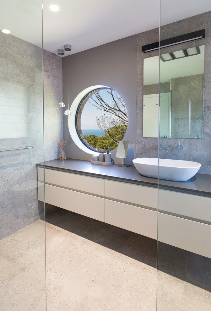 Diseño de cuarto de baño principal actual de tamaño medio con sanitario de una pieza, baldosas y/o azulejos de cerámica, paredes grises y suelo de baldosas de cerámica