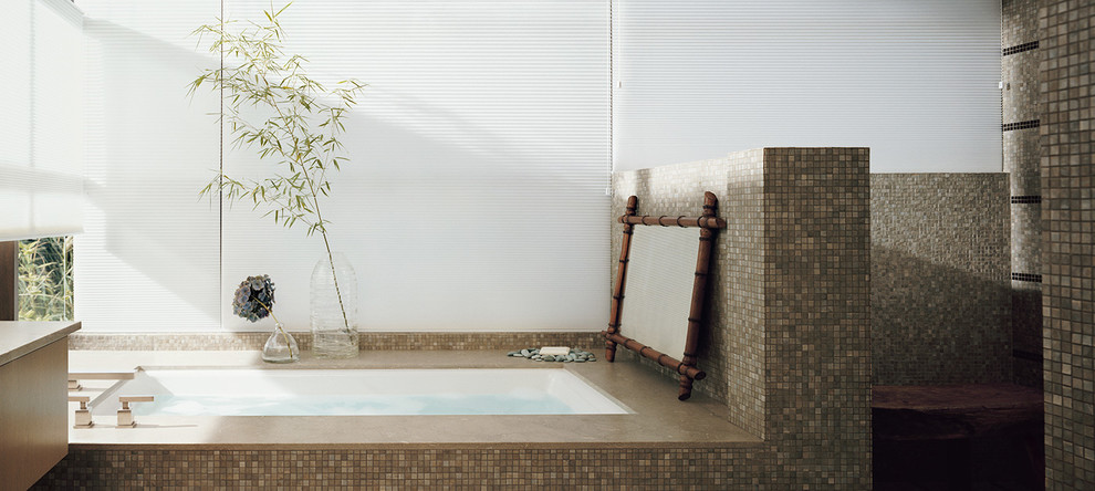 Foto di una stanza da bagno padronale etnica di medie dimensioni con vasca ad alcova, piastrelle multicolore e piastrelle a mosaico
