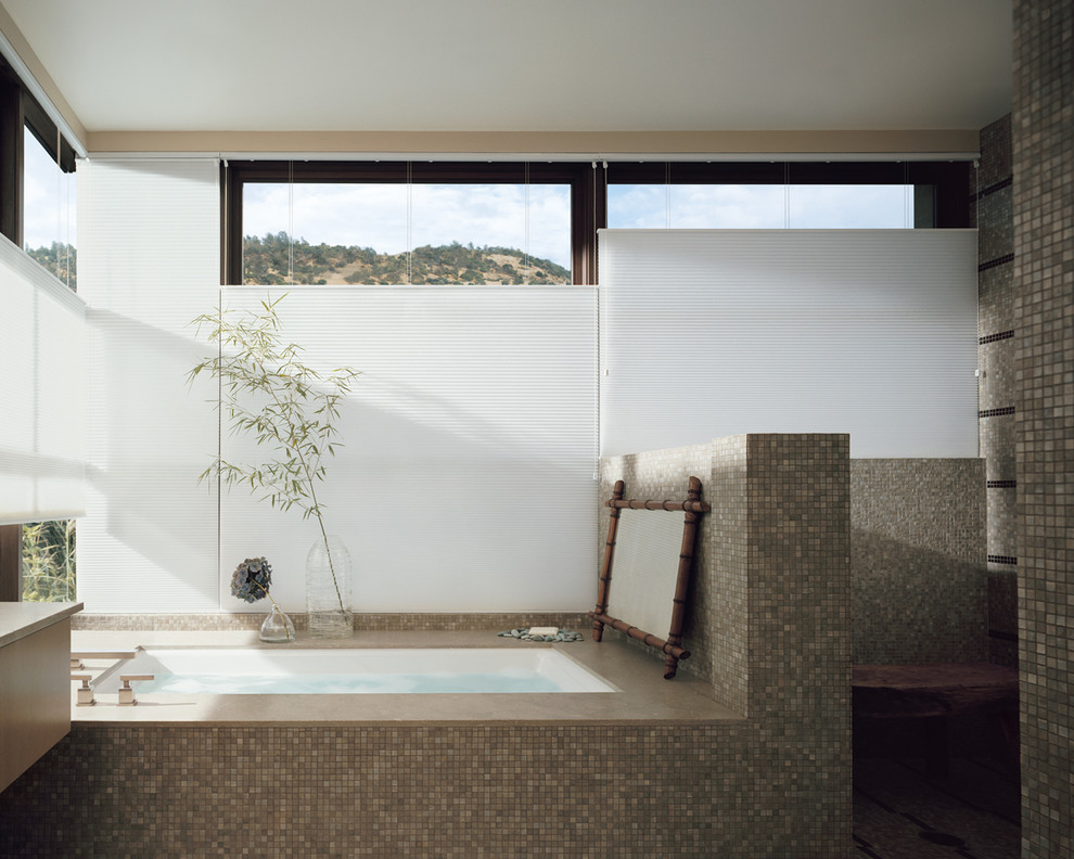 Пример оригинального дизайна: главная ванная комната в современном стиле с накладной ванной, бежевой плиткой, керамической плиткой и бежевыми стенами