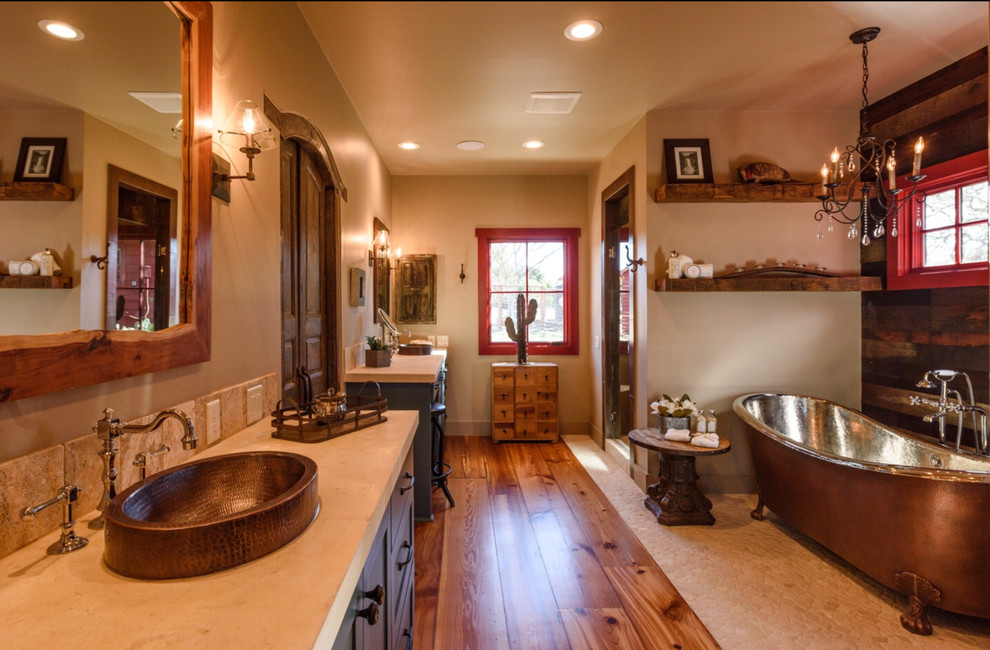 Пример оригинального дизайна: главная ванная комната в стиле фьюжн с фасадами в стиле шейкер, серыми фасадами, ванной на ножках, коричневыми стенами, паркетным полом среднего тона, настольной раковиной и коричневым полом