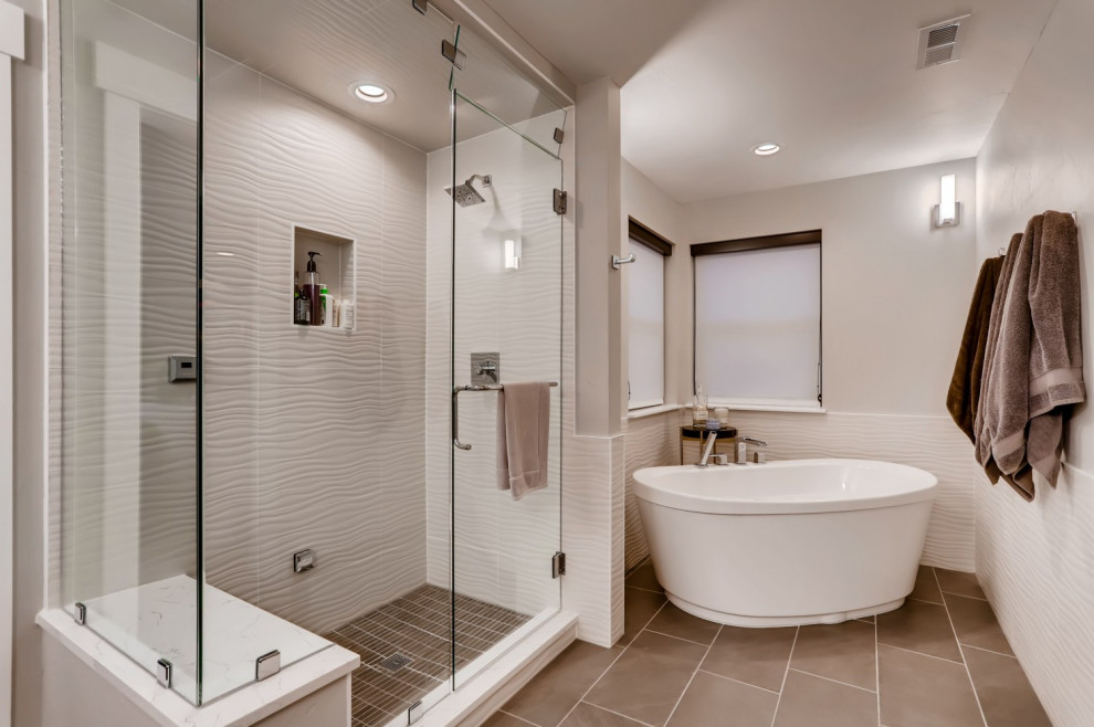 Пример оригинального дизайна: большая главная ванная комната в стиле кантри с коричневыми фасадами, отдельно стоящей ванной, душем в нише, белой плиткой, серыми стенами, полом из керамической плитки, настольной раковиной, серым полом, душем с распашными дверями и сиденьем для душа