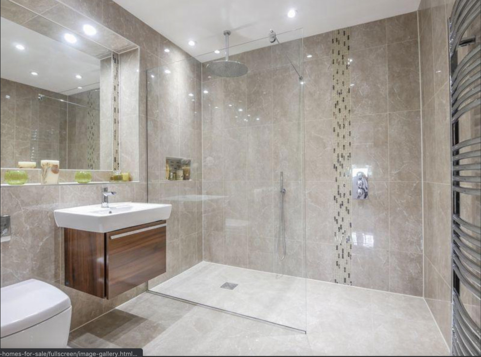 Mittelgroßes Klassisches Badezimmer En Suite mit eingebautem Waschtisch in London