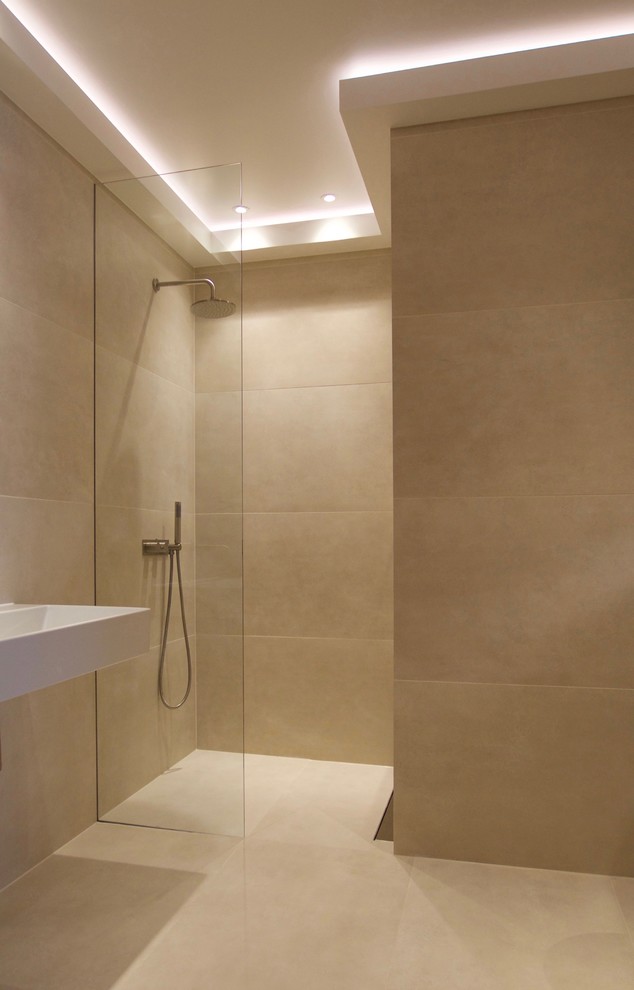 Idéer för funkis en-suite badrum, med en öppen dusch, beige kakel och porslinskakel